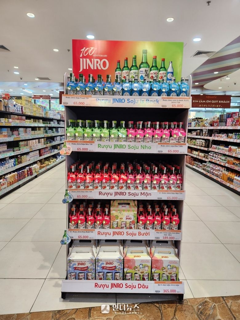 하노이 후지마트에 마련된 진로 과일소주 단독 매대. 사진ㅣ인더뉴스