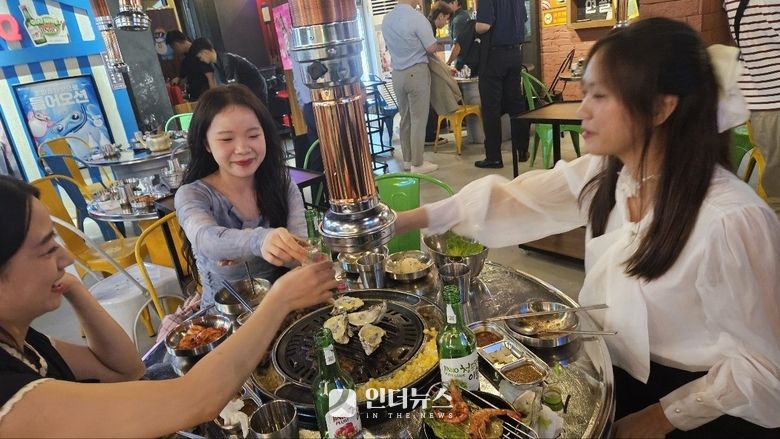 하노이 진로BBQ에 방문한 베트남 현지인들. 오른쪽 흰 옷 입은 사람이 부 띠 땀 씨. 사진ㅣ하노이 공동취재단