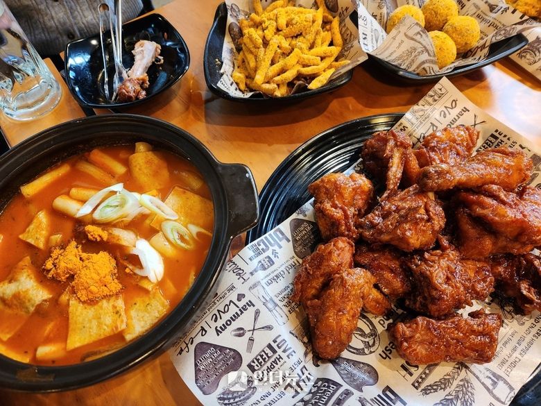 bhc 치킨 메뉴(핫골드킹)와 사이드 메뉴(HOT뿌링떡볶이·뿌링감자·뿌링치즈볼). 사진ㅣ인더뉴스