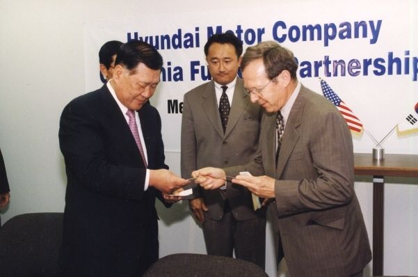 2000년 캘리포니아 연료전지 파트너십(CaFCP)을 체결하는 정몽구 현대차그룹 명예회장 사진｜현대차