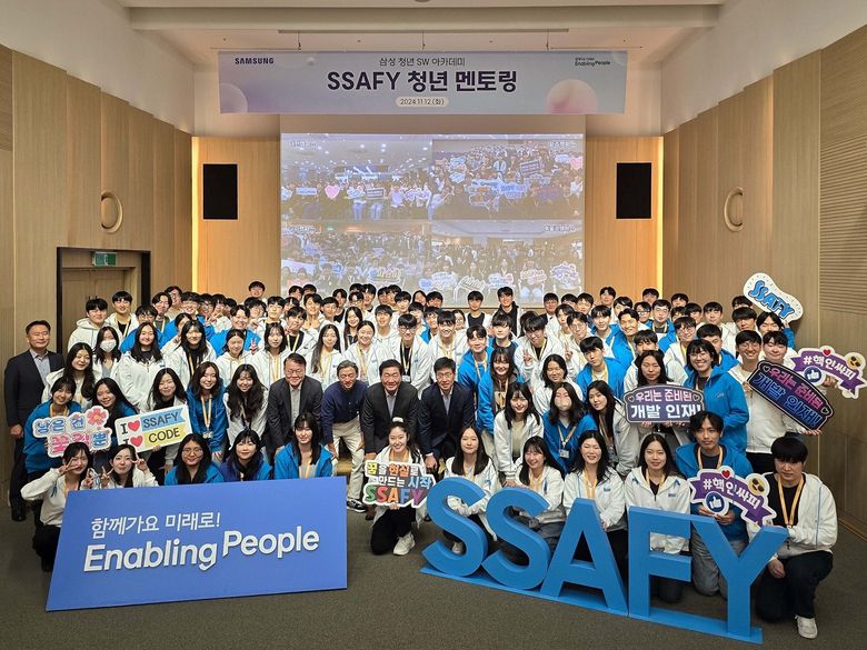 삼성전자 한종희 부회장이 12일 삼성청년SW아카데미 서울캠퍼스에서 교육생들을 위한 특강과 멘토링을 하고 기념촬영하고 있다. 사진｜삼성전자