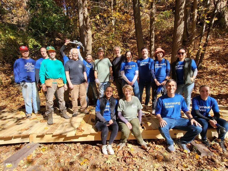 삼성전자 미국법인(SEA) 임직원들이 사업장 인근 지역의 환경 개선을 위한 봉사 활동에 참여하고 기념 촬영하고 있다. 사진｜삼성전자