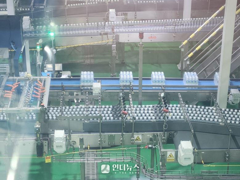 제주삼다수가 500ml 페트병으로 묶음 포장돼 컨베이어벨트를 지나는 모습. 사진ㅣ인더뉴스