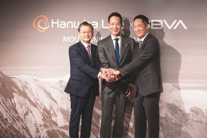 한화생명은 올해 1월 SBVA와 스위스 세계경제포럼에서 AI 혁신을 위한 MOU를 체결했다. 왼쪽부터 여승주 한화생명 대표이사 부회장, 김동원 한화생명 CGO 사장, 이준표 SBVA 대표이사. 사진ㅣ한화생명