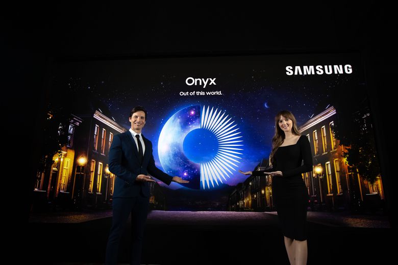 '시네마콘 2025'에서 시네마 LED 스크린 '오닉스' 신제품을 소개하고 있는 삼성전자 모델. 사진ㅣ삼성전자