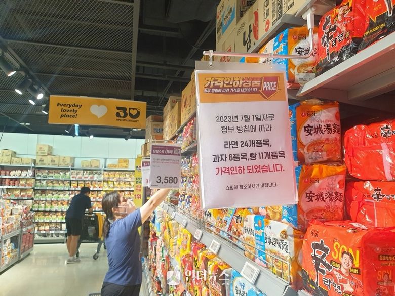 고객이 대형마트 라면 코너에서 라면을 고르는 모습. 사진은 2023년 7월 농심이 신라면 등 일부 제품 가격을 인하했을 당시. 사진ㅣ인더뉴스