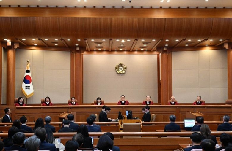 윤석열 대통령 탄핵심판 선고 기일인 4일 서울 종로구 헌법재판소 대심판정에 헌법재판관들이 입장해 있다 사진｜연합뉴스