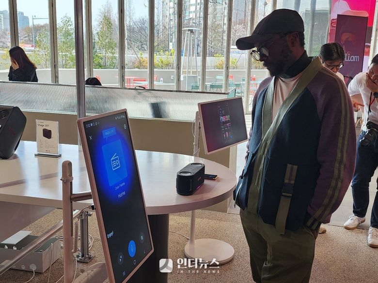 'RADIO.FYI'를 시연해 보이는 윌아이엠. 사진ㅣ인더뉴스