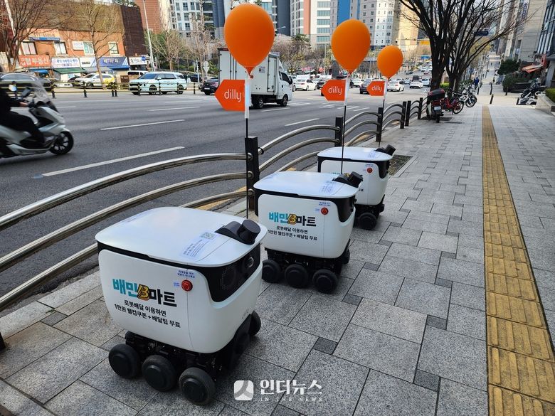 강남에 위치한 배달의민족 배달로봇 '딜리'. 사진ㅣ인더뉴스