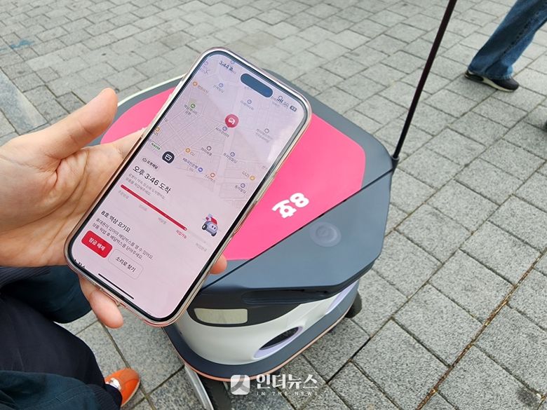 도착한 요기요의 배달로봇 내 음식을 수령하는 모습. 사진ㅣ인더뉴스