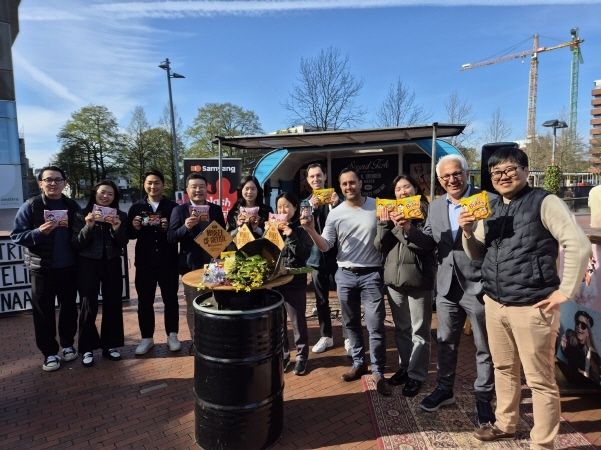 불닭볶음면을 들고 있는 삼양식품 유럽법인 임직원들 사진｜삼양식품