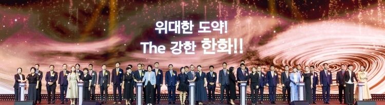 한화생명금융서비스 연도대상 시상식에 참석한 임직원과 FP들이 함께 기념촬영하고 있다. 사진ㅣ한화생명