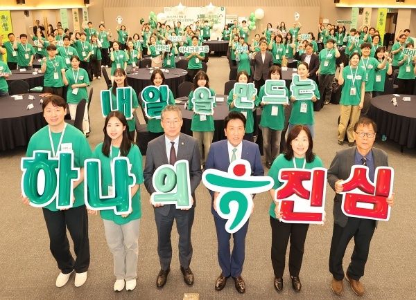 2025 하나파워온 혁신기업 인턴십 출발행사에서 함영주 하나금융그룹 회장(오른쪽 세번째), 김민석 고용노동부 차관(오른쪽 네번째), 정승국 한국사회적기업진흥원장(오른쪽), 사회혁신기업 대표, 인턴십 참가자들이 기념촬영하고 있다. 사진ㅣ하나금융그룹