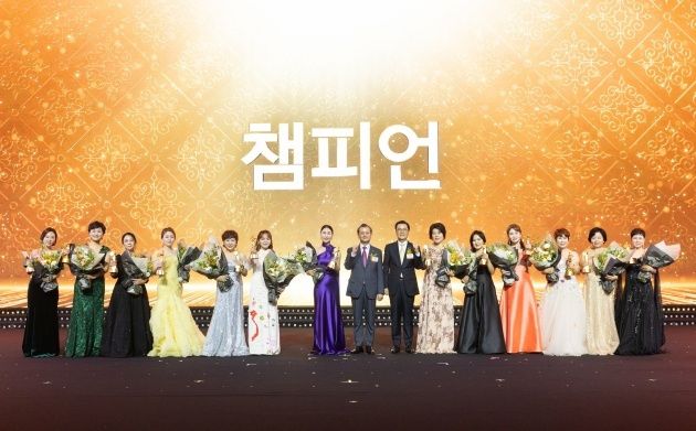 한화생명금융서비스 연도대상 시상식에서 여승주 한화생명 대표이사(왼쪽 여덟번째), 이경근 한화생명금융서비스 대표이사(왼쪽 아홉번째)가 챔피언 수상자들과 함께 기념촬영하고 있다. 사진ㅣ한화생명