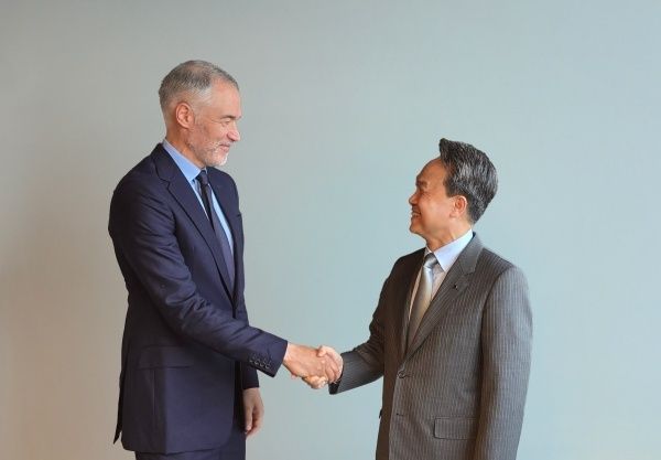 진옥동 신한금융그룹 회장(오른쪽)이 20일 영국 런던에서 앤써니 굿맨 골드만삭스 인터내셔널 공동대표와 악수를 나누고 있다. 사진ㅣ신한금융그룹