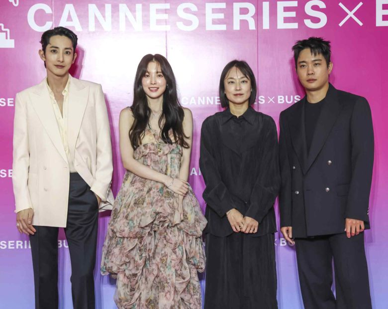 핑크카펫에 선 ‘S라인’이수혁, 아린, 안주영 감독, 김동영. 사진ㅣ부산콘텐츠마켓