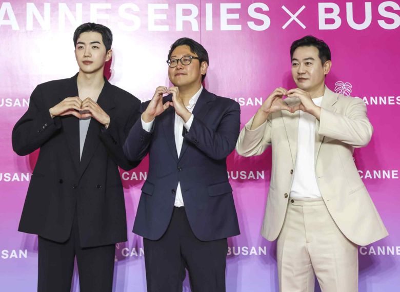 핑크카펫에 선 ‘메쓰를 든 사냥꾼’강훈, 이정훈 감독, 박용우. 사진ㅣ부산콘텐츠마켓