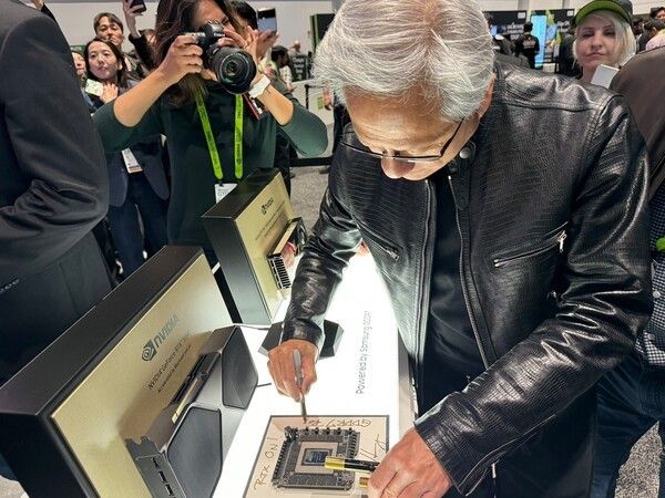 지난 3월 미국 새너제이 컨벤션센터에서 진행중인 GTC2025현장에서 삼성전자의 그래픽메모리에 친필 서명을 남기는 젠슨 황 엔비디아 CEO. 사진ㅣ연합뉴스