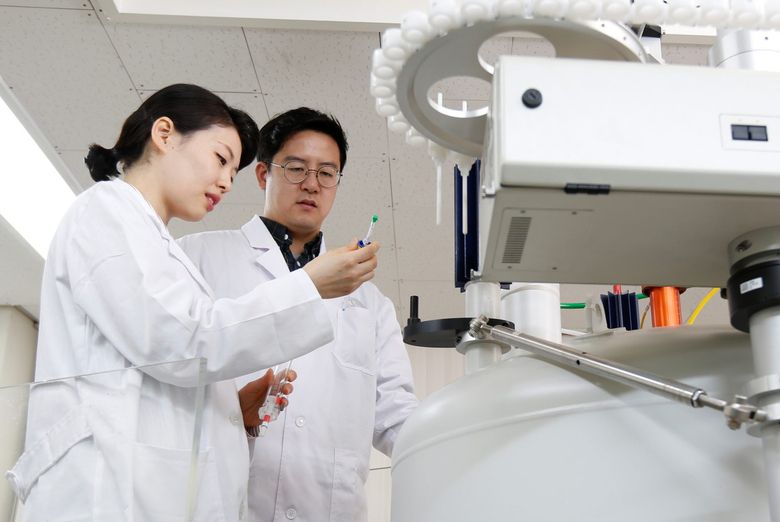 금호석유화학 중앙연구원 내 연구원이 제품 개발을 위한 실험에 열중하고 있다 사진｜금호석유화학