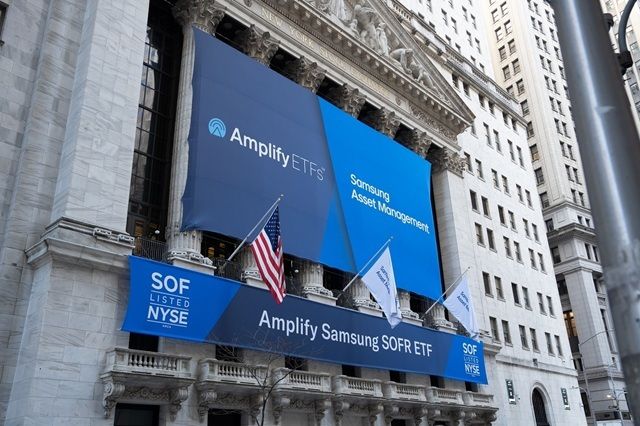 미국 뉴욕거래소 외벽에 걸린 'Amplify Samsung SOFR' 상장지수펀드(ETF) 상장 기념 현수막. 사진｜삼성자산운용.