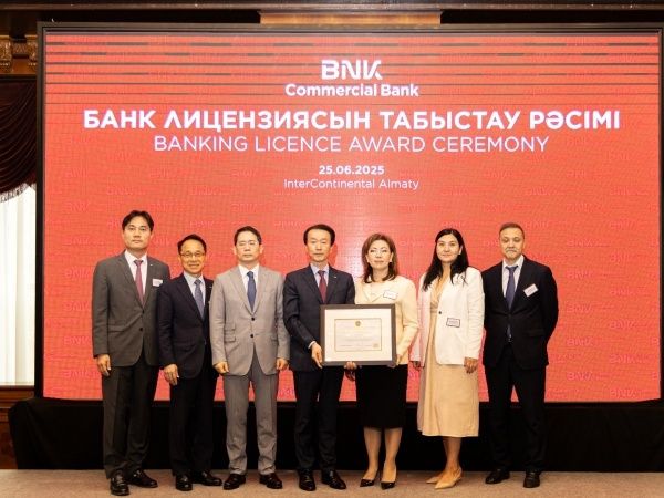 왼쪽 네번째부터 김성주 BNK캐피탈 대표, 카자흐스탄 금융감독원장 마지나 아빌카시모바. 사진ㅣBNK금융그룹