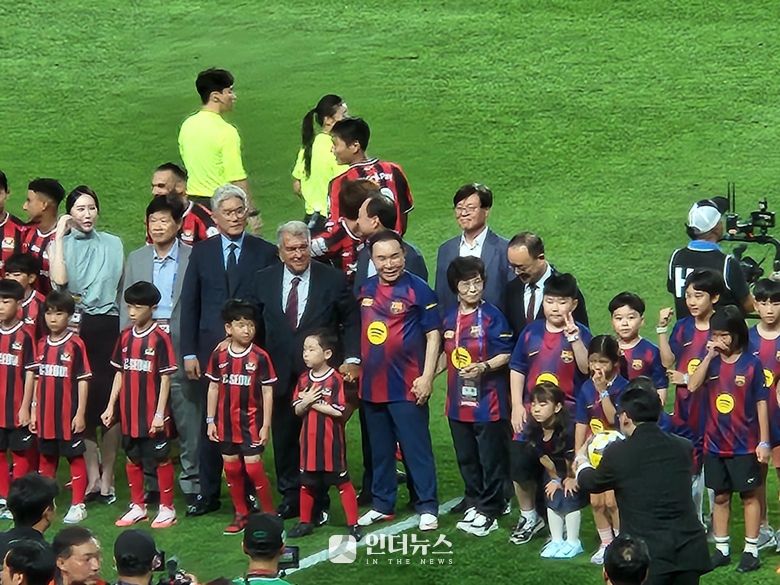 윤홍근 제너시스BBQ그룹 회장이 경기 시작 전 관계자, 패밀리, 어린이들과 기념 사진을 찍는 모습. 사진ㅣ인더뉴스