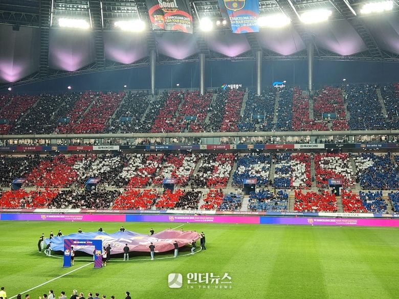 31일 상암 서울월드컵경기장에 대형 카드섹션이 펼쳐진 모습. 사진ㅣ인더뉴스