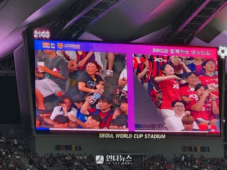 전반전 하프타임 이벤트 '댄스타임'에서 관객들이 춤을 추는 모습. 사진ㅣ인더뉴스