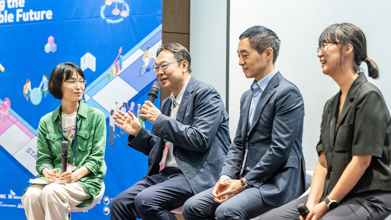 (왼쪽부터) 이방실 SK하이닉스 부사장(SV담당), 윤석원 에이아이웍스 대표, 김정빈 수퍼빈 대표, 신재은 (재)숲과나눔 풀씨행동연구소 소장, 성종은 마이크로소프트 엘리베이트 스킬 한국 총괄이 참석한 가운데 진행된 토론 세션. 사진ㅣSK하이닉스