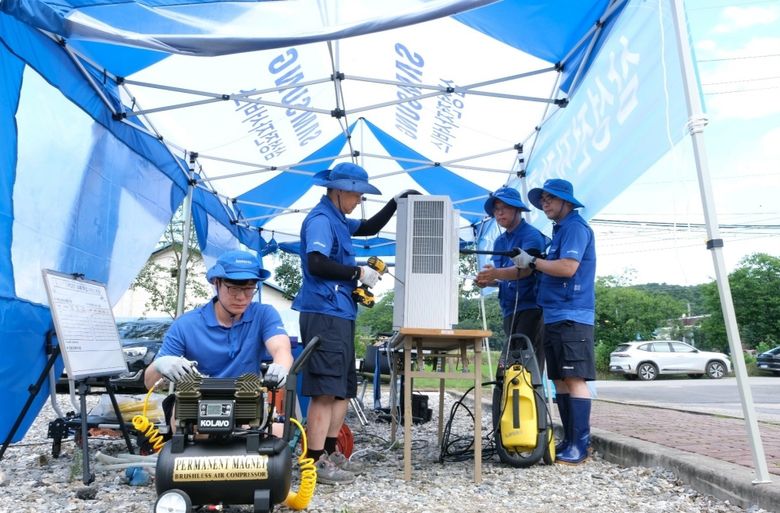 수해지역에 파견된 삼성전자서비스 수해 복구 특별 점검 서비스팀. 사진｜삼성전자서비스
