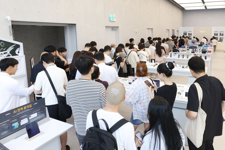 '갤럭시 Z 폴드7·Z 플립7' 사전 개통을 위해 삼성 강남을 방문한 고객 대기 행렬. 사진ㅣ삼성전자