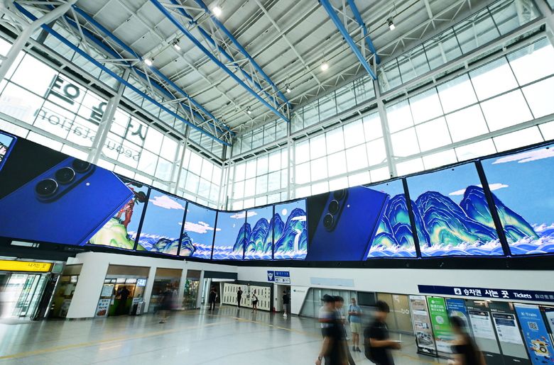 서울역에서 진행하는 ‘갤럭시 Z 폴드7∙Z 플립7’ 초대형 미디어아트 디지털 옥외광고. 사진ㅣ삼성전자