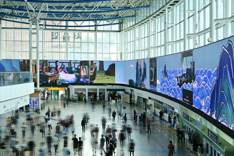 서울역에서 진행하는 ‘갤럭시 Z 폴드7∙Z 플립7’ 초대형 미디어아트 디지털 옥외광고. 사진ㅣ삼성전자