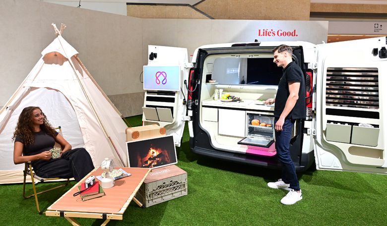 AI 모빌리티 공간 솔루션 '슈필라움'을 전시한 'AI홈 솔루션 존'에서 'LG AI홈'을 체험 중인 모델들. 사진ㅣLG전자