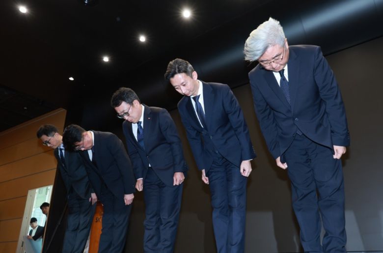 지난 4월25일 서울 중구 SK T타워에서 해킹 공격으로 유심 정보가 유출된 것에 대해 고개 숙여 사과하는 유영상 SKT 대표(가운데) 등 SKT 경영진. 사진ㅣ연합뉴스
