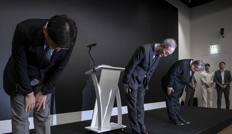 지난 11일 서울 종로구 KT 광화문빌딩 웨스트 사옥에서 소액결제 피해와 관련해 고개 숙여 사과하고 있는 김영섭 KT 사장. 사진ㅣ연합뉴스