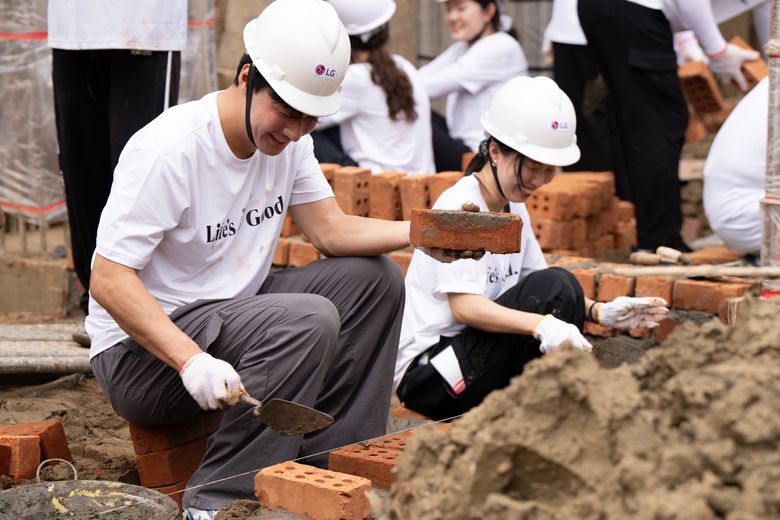 지난 9월 미얀마 양곤에서 현지 청소년들의 교육환경 개선 활동을 진행한 '라이프스굿' 봉사단. 사진ㅣLG전자