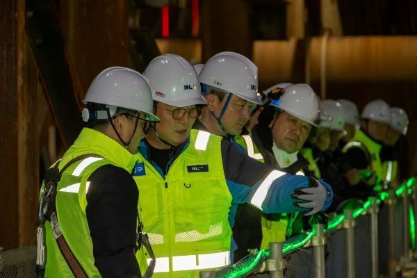 박상신 DL이앤씨 대표(왼쪽 두 번째)가 지난 10일 영동대로 지하공간 복합개발 1공구 건설 현장에서 안전보건 관리 현황을 점검하고 있다. 사진ㅣDL이앤씨