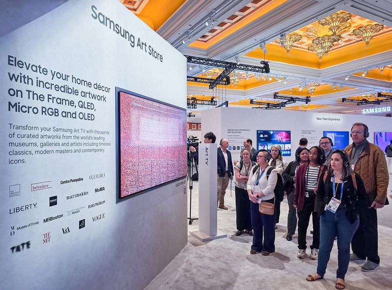 'CES 2026'에서 관람객들이 삼성전자 OLED 'S95H'를 감상하고 있다. 사진｜삼성전자
