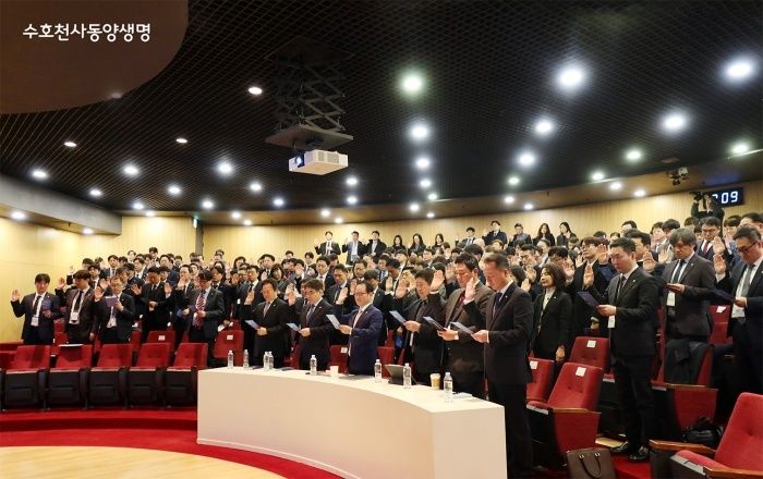 9일 동양생명 인재개발원에서 열린 '2026 경영전략회의'에서 동양생명 임직원 대표들이 함께 소비자보호헌장 선서문을 낭독하고 있다. 사진ㅣ동양생명