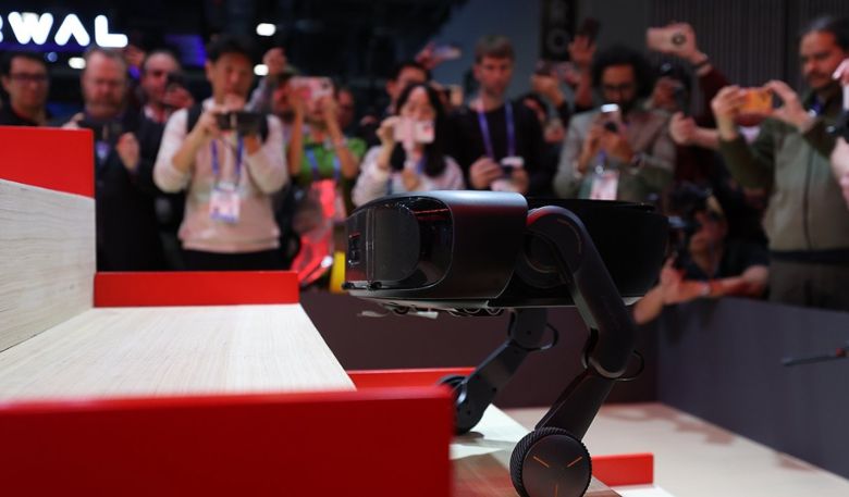 7일(현지시간) 미국 네바다주 라스베이거스 베네시안 컨벤션센터의 로보락 부스에서 계단을 오르고 있는 로봇청소기. 사진ㅣ연합뉴스