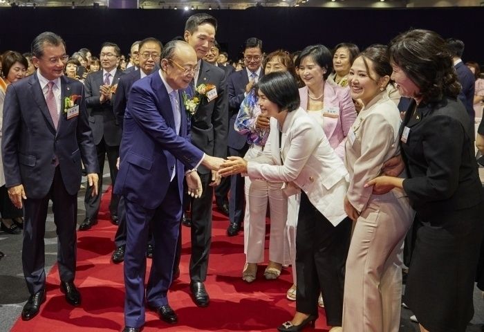 김승연 한화그룹 회장이 2024년 5월 열린 한화생명금융서비스 연도대상 시상식에서 차남 김동원 한화생명 CGO 사장과 함께 입장하면서 한 FP와 악수하고 있다. 사진ㅣ한화생명