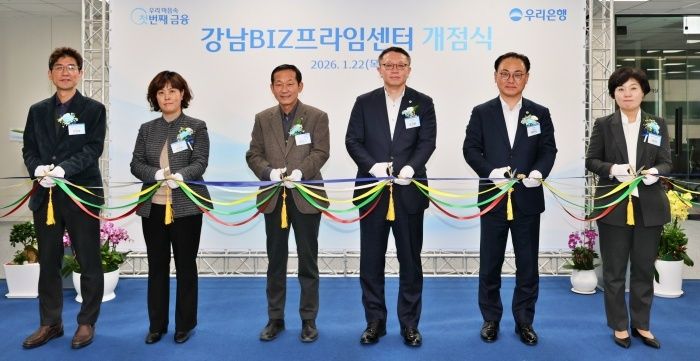 왼쪽부터 (주)이수스페셜티케미컬 양원호 본부장, (주)이동의즐거움 손민수 대표, (주)이수스페셜티케미컬 류승호 대표, 정진완 우리은행장, 배연수 기업그룹장, 구은아 강남BIZ프라임센터장. 사진ㅣ우리은행