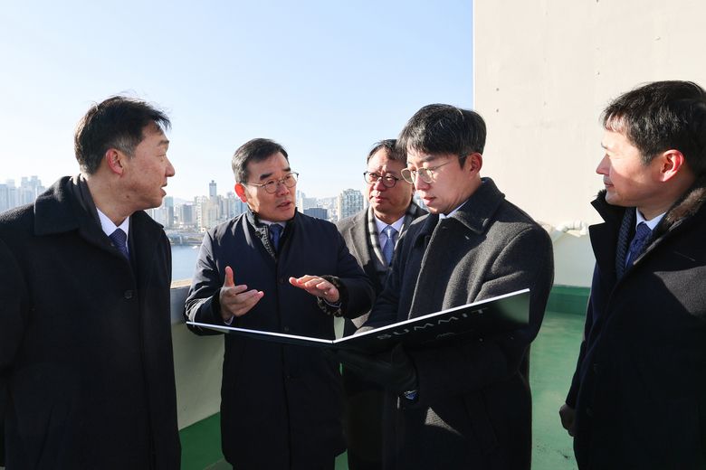 대우건설 김보현 사장과 건축사업본부 임직원들이 성수4지구 내 아파트 단지를 방문해 현장을 둘러보고 있다. 사진ㅣ대우건설