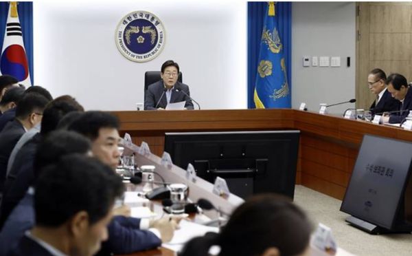 대통령실은 올해 정기국회 처리를 목표로 재생에너지가 풍부한 지역에 'RE100(재생에너지 100%) 산업단지' 조성 특별법 제정을 추진한다. 이것은 에너지 대전환과 지역균형발전이라는 이 대통령의 국정 철학 실현 위한 조치다. RE100 산단 조성 지역은 재생에너지 자원이 풍부한 호남 등 서남권 등이 검토되고 있다.(사진=대통령실 제공)