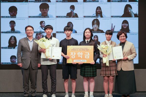 이인규 KB국민은행 ESG상생금융부장(좌측)과 윤종선 사단법인 부스러기사랑나눔회 대표(우측)가 장학생들과 사진촬영을 하고 있다.