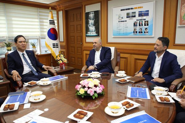 Sh수협은행 본사를 방문한 SAS글로벌 임원진이 신학기 은행장 등 Sh수협은행 관계자들과 비즈니스 미팅을 진행하는 모습