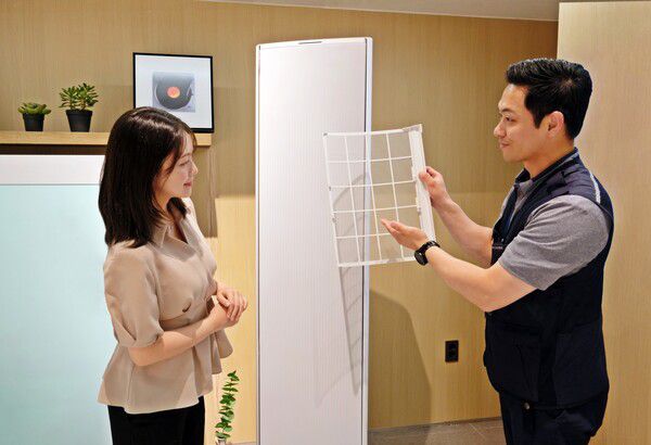 삼성전자서비스 엔지니어가 에어컨 사전점검 서비스를 제공하는 모습