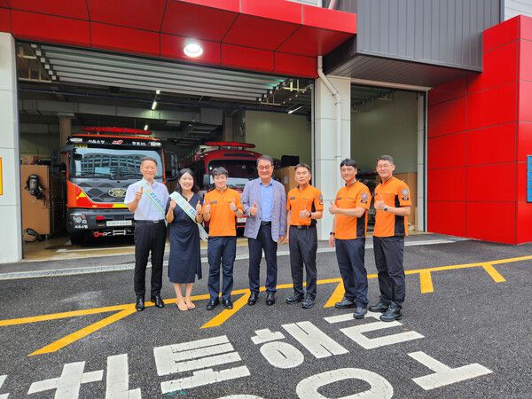 농협은행 서울중앙사업부 진용식 중앙사업본부장(좌측 3번째) 및 종로소방서 소방관들