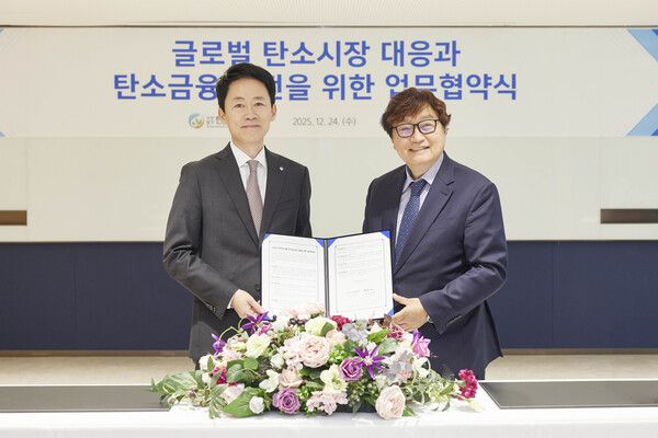 김태형 IBK기업은행 경영전략그룹장(왼쪽)과 전의찬 한국기후환경원 원장(오른쪽)